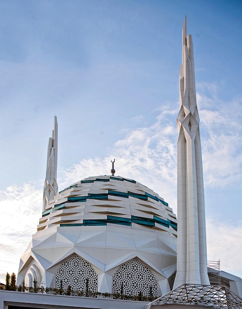 Una moschea bianca con un cielo blu sullo sfondo