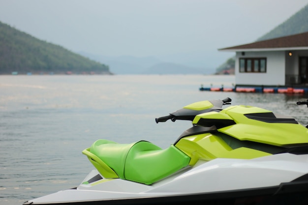 Una moto d'acqua si erge sulla riva di un bellissimo mare