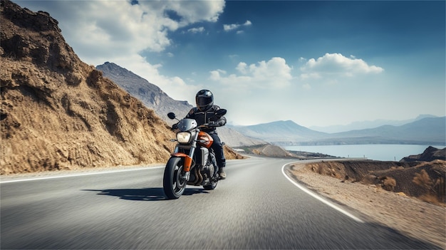 Una moto su una strada con le montagne sullo sfondo.