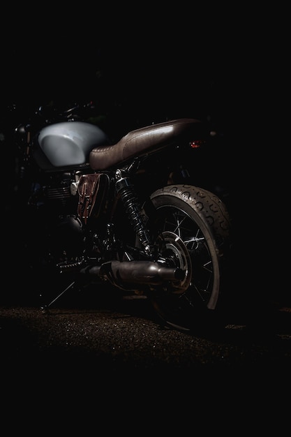 una motocicletta con la ruota posteriore girata a sinistra