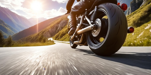 Una motocicletta sta accelerando lungo una strada con le montagne sullo sfondo