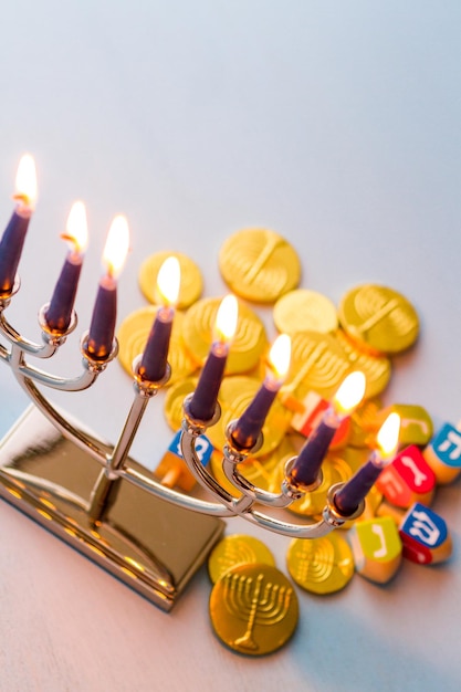 Una natura morta composta da elementi del festival ebraico Chanukah/Hanukkah.