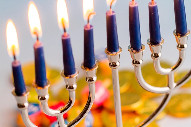 Una natura morta composta da elementi del festival ebraico Chanukah/Hanukkah.