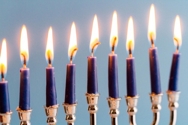 Una natura morta composta da elementi del festival ebraico Chanukah/Hanukkah.