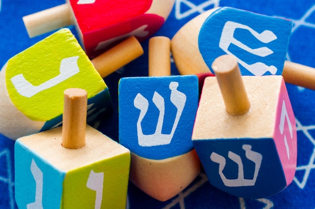 Una natura morta composta da elementi del festival ebraico Chanukah/Hanukkah.