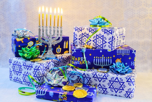 Una natura morta composta da elementi del festival ebraico chanukah hanukkah