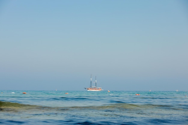 Una nave da crociera che naviga sul mare. Viaggio in traghetto. Crociera in mare su una nave. Vista sul mare blu con la nave. Viaggio per mare.