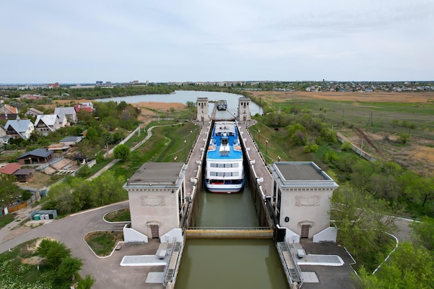 Una nave da crociera con turisti a bordo passa attraverso il canale marittimo del VolgaDon che prende il nome dal blocco di Lenin