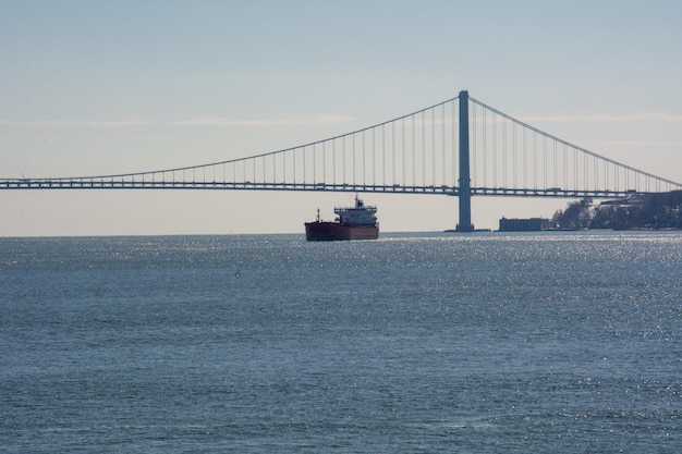 Una nave sotto il ponte