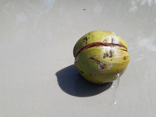 Una noce di cocco verde sulla spiaggia