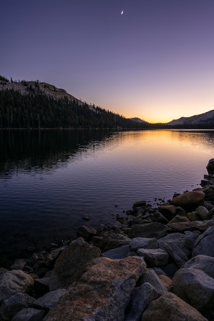 Una notte limpida su un lago