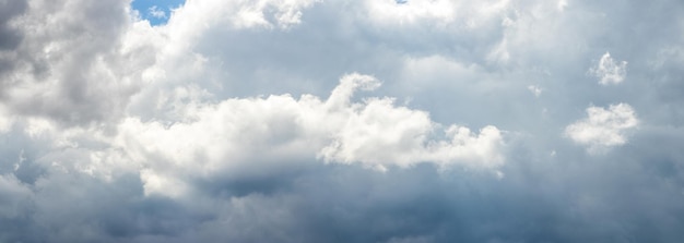 Una nuvola bianca illuminata dal sole in un cielo grigio piovoso