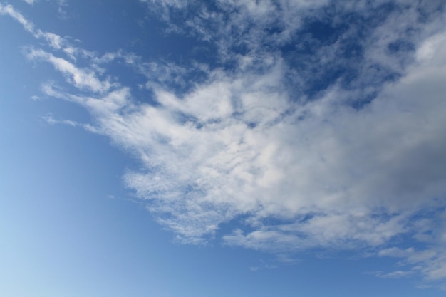 Una nuvola con un corno di rinoceronte fluttua lentamente nel cielo Sfondo per i designer
