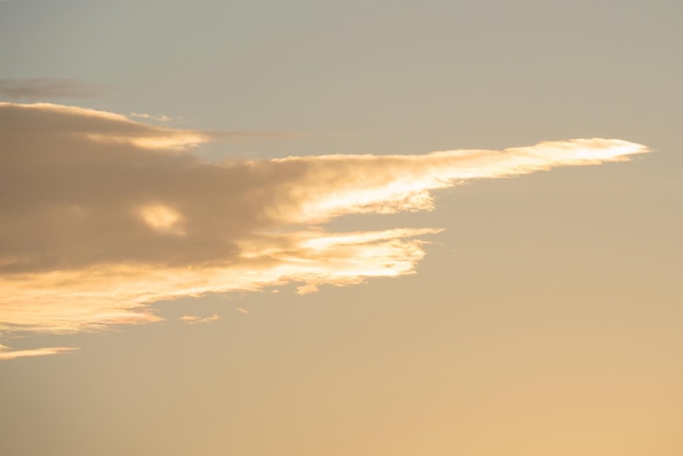 Una nuvola di colore dorato al tramonto