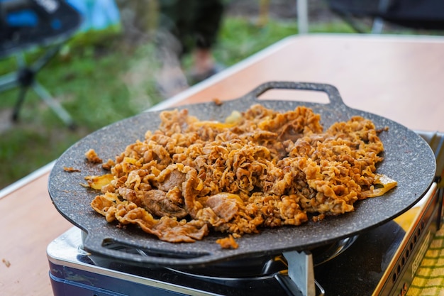 Una padella di cibo con sopra della carne