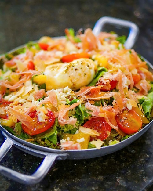 Una padella di insalata con dentro un'insalata