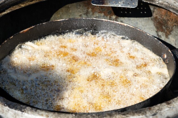 Una padella di riso fritto viene cotta in una padella.