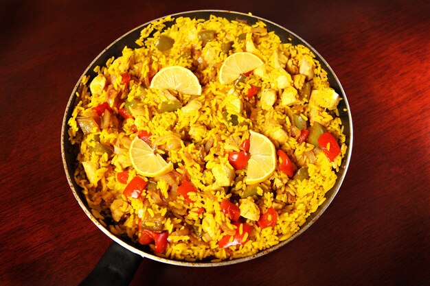 una paella fresca fatta in casa servita in padella