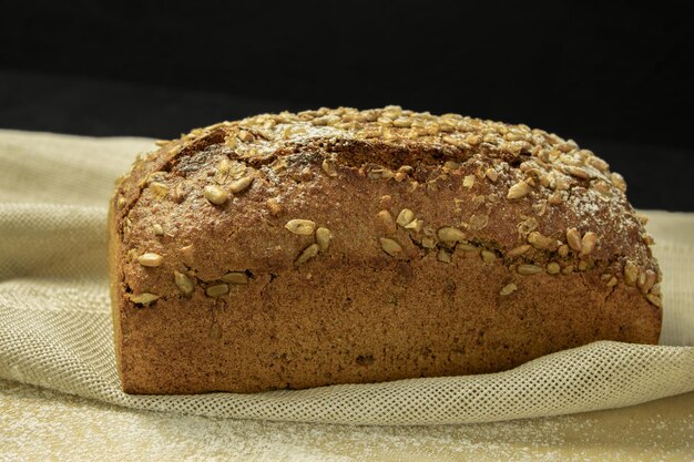 Una pagnotta di pane appena sfornato su un asciugamano