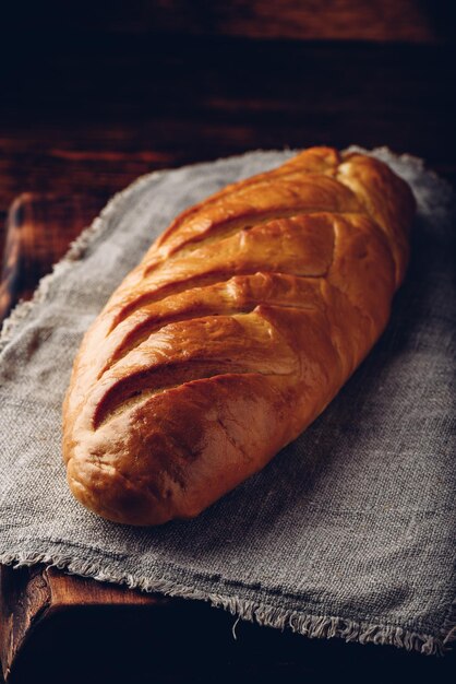 Una pagnotta di pane su un tavolo di legno