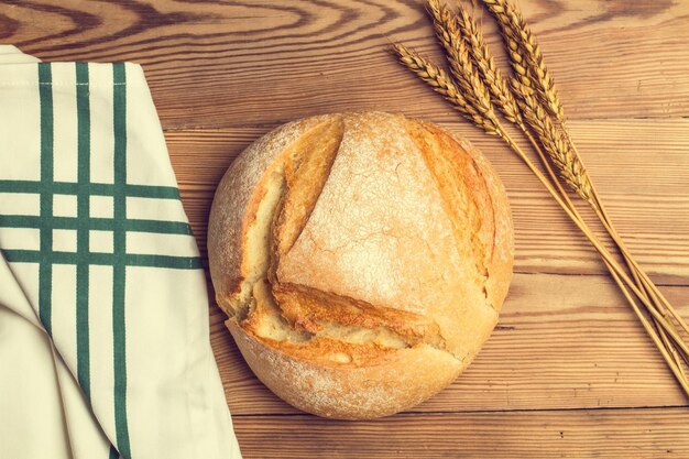 Una pagnotta di pane tradizionale su un tavolo di legno