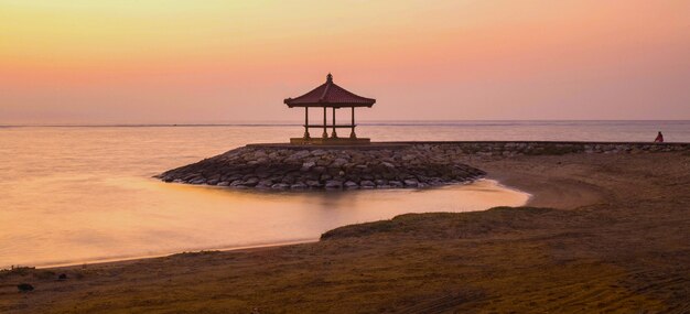 Una pagoda balinese sulla spiaggia di Sanur.