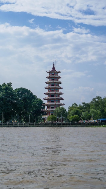 Una pagoda sul fiume