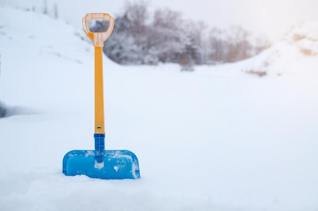 Una pala che sporge in un grande primo piano di una nevicata