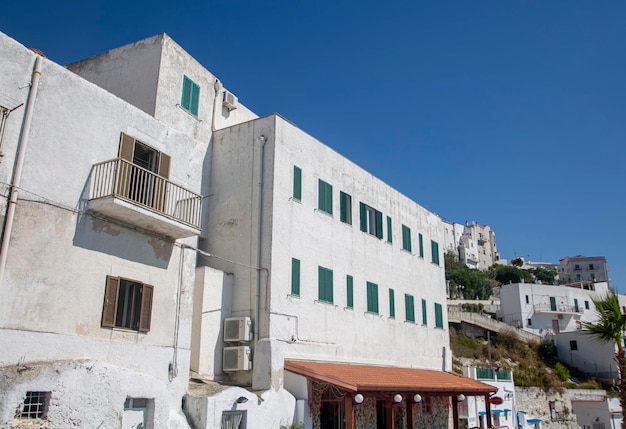 Una palazzina bianca per alloggio sul mare con balcone