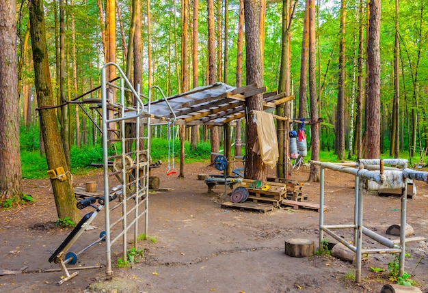 Una palestra improvvisata nel bosco.