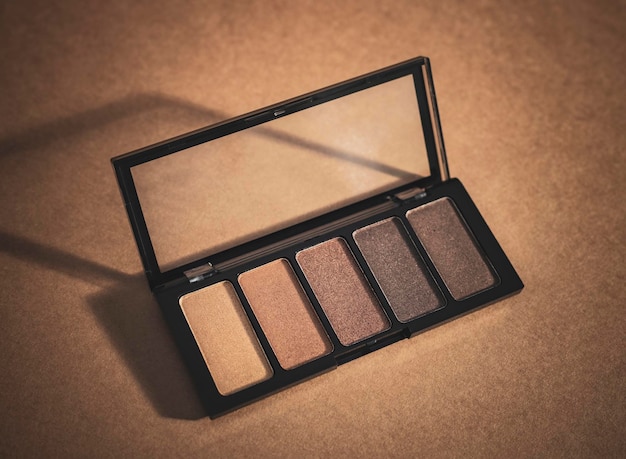 Una palette di ombretti nude su marrone