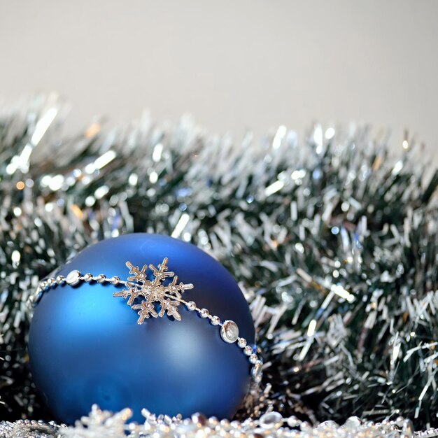 Una palla di Natale blu con sopra un fiocco di neve
