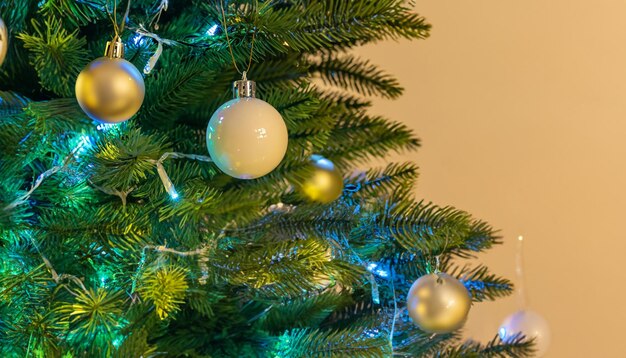 Una palla di Natale per l'albero di Natale Primo piano delle decorazioni natalizie Capodanno e Natale