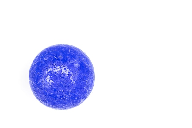 Una palla simile al globo su sfondo bianco