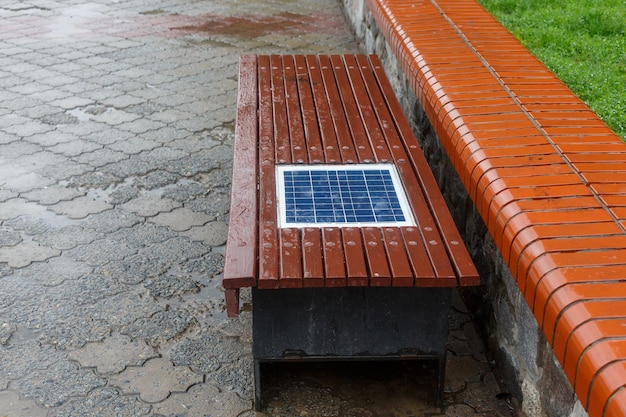 Una panca con pannello solare integrato per la ricarica dei telefoni