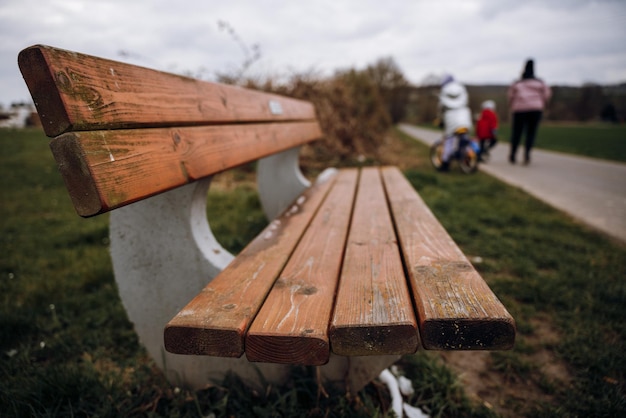 Una panca di legno con la scritta "sopra".