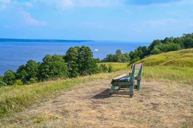 Una panchina solitaria su una montagna con una bellissima vista sul fiume Volga Bellissimo paesaggio