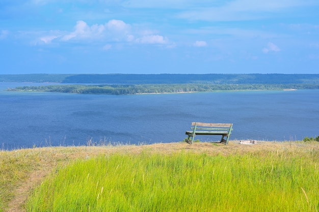Una panchina solitaria su una montagna con una bellissima vista sul fiume Volga. Un luogo di solitudine, di meditazione, di ripensamento del senso della vita. Il luogo più ampio del fiume Volga. Paesaggio di bellezza.