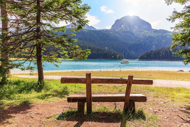 Una panchina vicino al Lago Nero sul Monte Durmitor in Montenegro