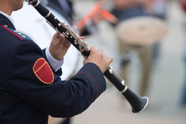 Una parata di strumenti a fiato un uomo che suona il clarinetto