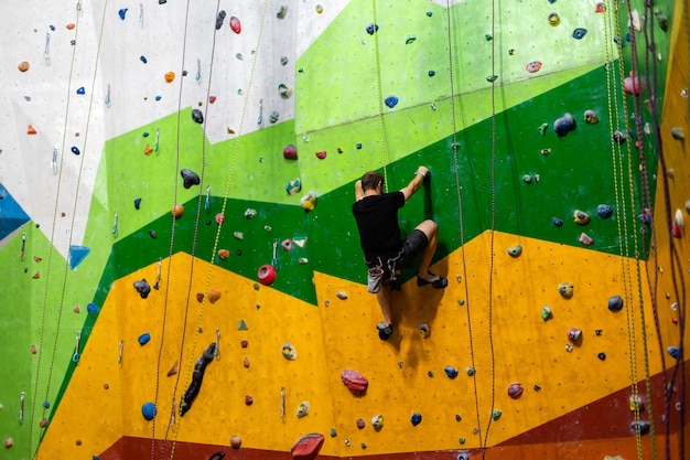 Una parete di arrampicata su roccia per lo sfondo