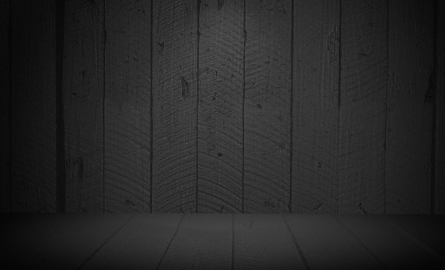 Una parete in legno scuro con un pavimento in legno e lo spazio del testo.