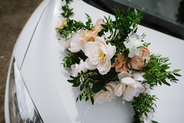 Una parte anteriore dell'auto decorata con fiori il giorno del matrimonio si chiuda