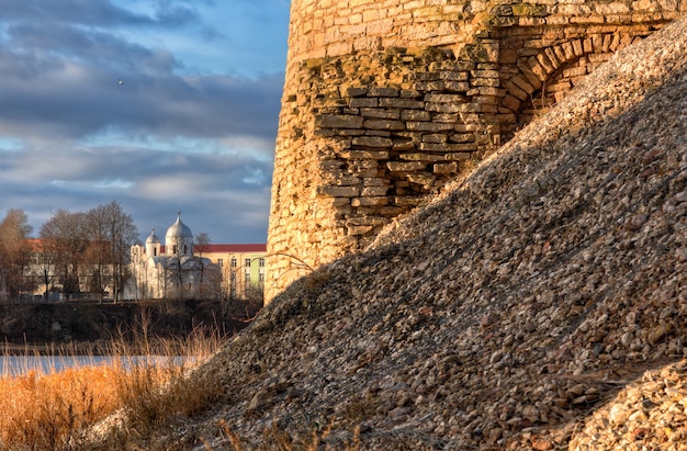 Una parte di un muro dell'antica città di Pskov e il monastero di San Giovanni Battista