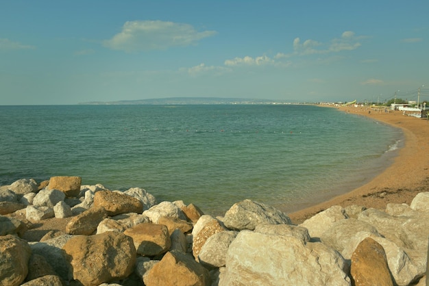 Una passeggiata all'alba lungo l'argine della città di Feodosia Russia vista sul mare di una mattina d'estate il concetto di viaggio e ricreazione