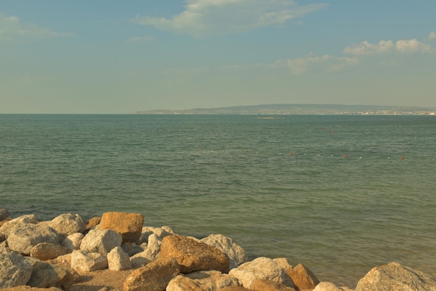 Una passeggiata all'alba lungo l'argine della città di Feodosia Russia vista sul mare di una mattina d'estate il concetto di viaggio e ricreazione