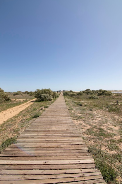 Una passerella in legno sulla spiaggia di Isla Cristina Spagna Ampiamente utilizzata dai vacanzieri in vacanza
