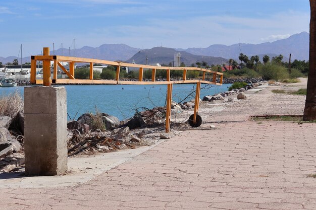 Una passerella lungo la spiaggia con un recinto