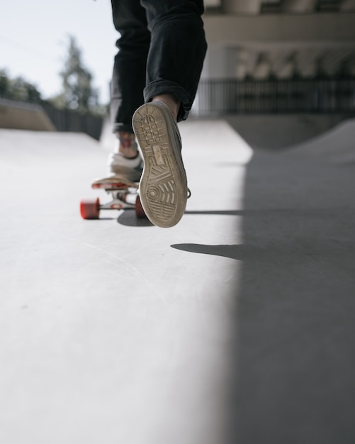 Una pattinatrice europea con i capelli rossi sta cavalcando uno skateboard su uno skate pad una donna in nero