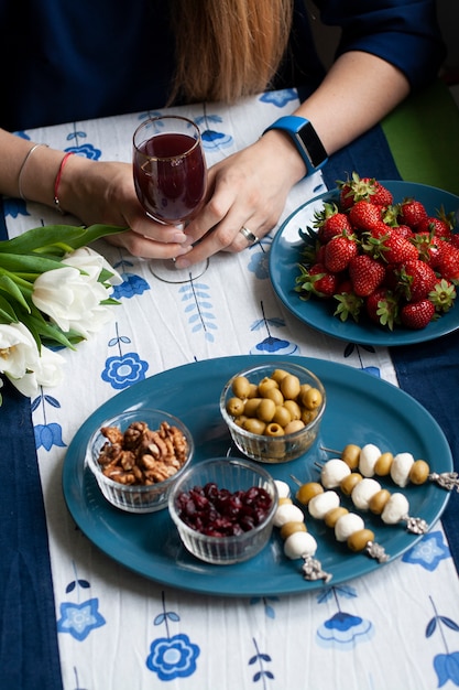 Una pausa gourmet: fragole, succo d'uva e vari antipasti.